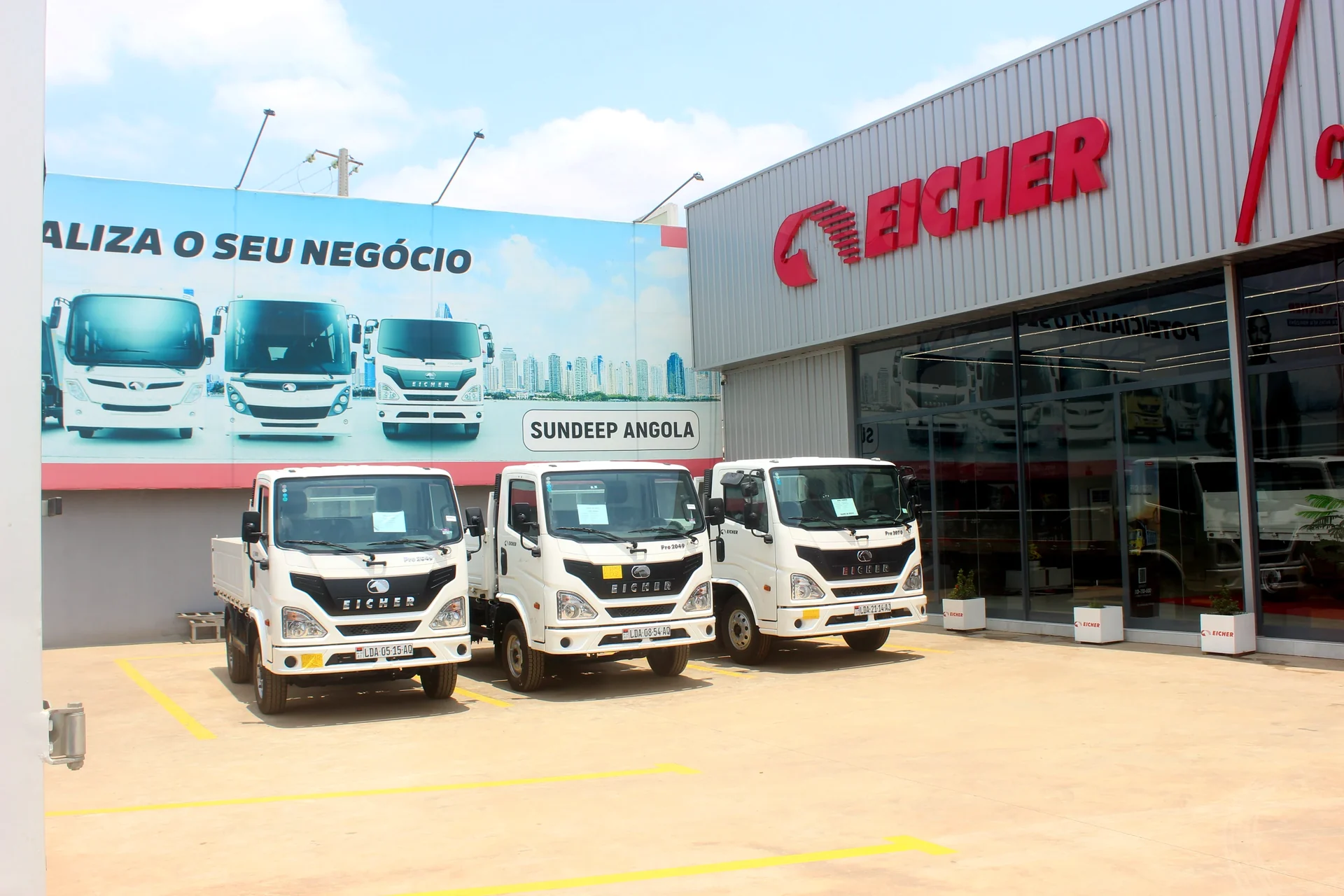 Camions Eicher au showroom de S&R, Angola