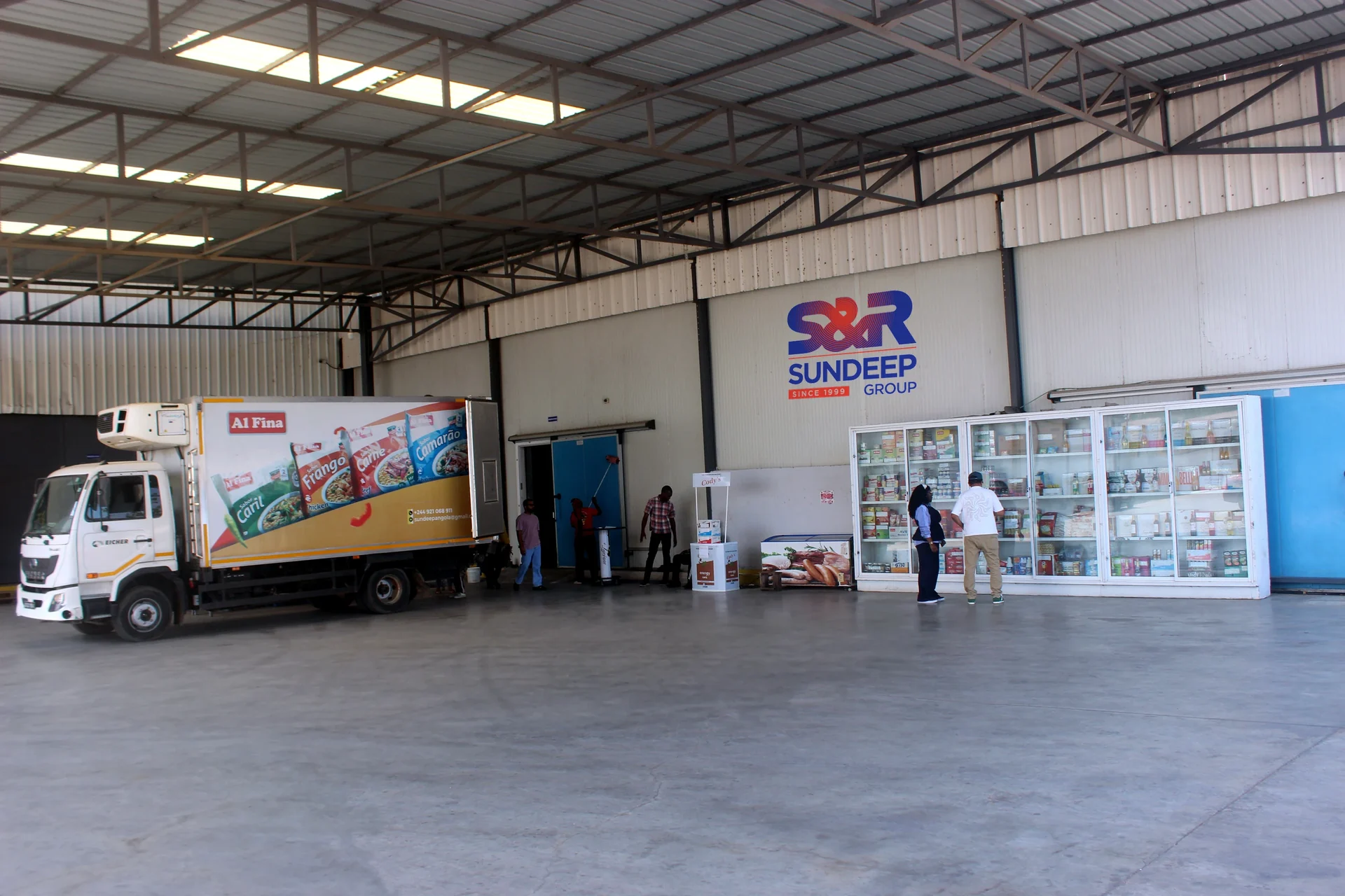 Entrepôt et camions de S&R, Angola