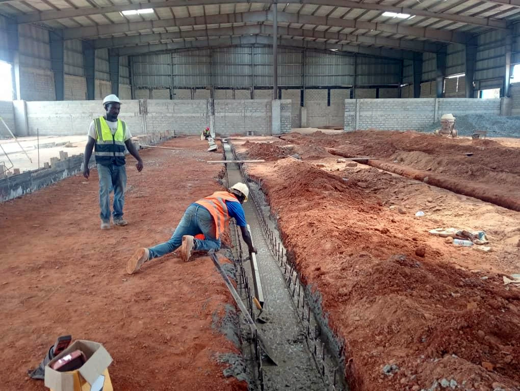 Usine d’embouteillage, en construction · Tokor, Ghana